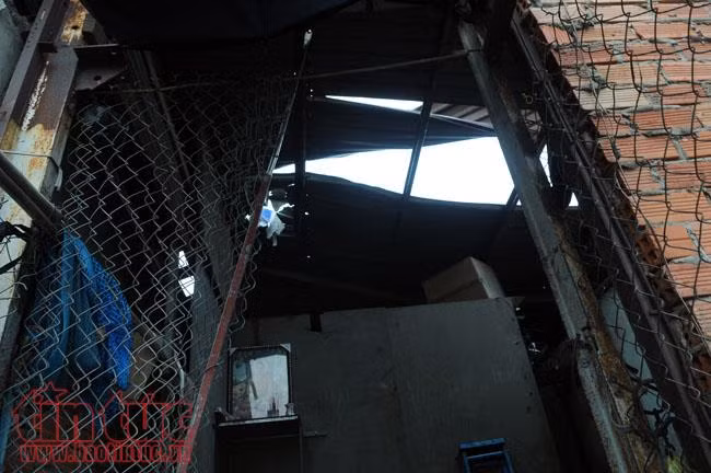 Mưa lớn quật đổ biển quảng cáo đè chết người ở TP Hồ Chí Minh ảnh 6
