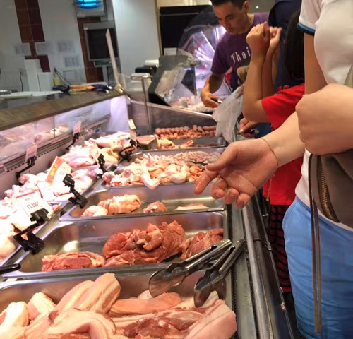 Người tiêu dùng 'chóng mặt' với giá lợn hơi tăng đột biến ảnh 1