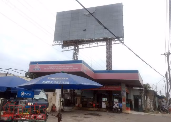 Những bảng quảng cáo khổng lồ chực chờ đè người dân ở TP Hồ Chí Minh ảnh 1