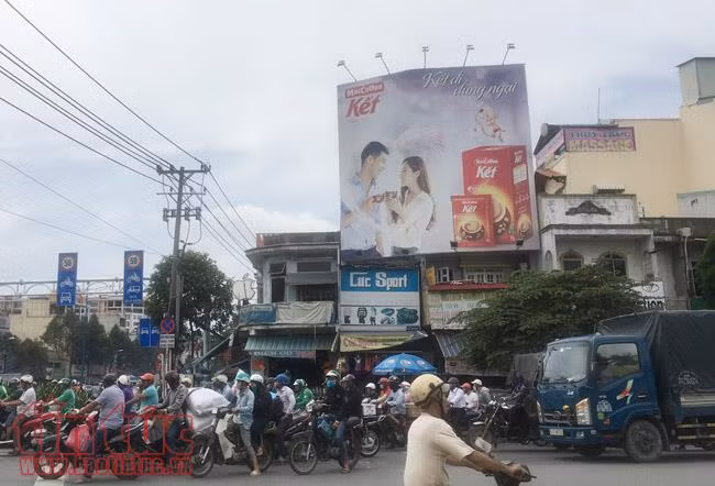 Những bảng quảng cáo khổng lồ chực chờ đè người dân ở TP Hồ Chí Minh ảnh 10