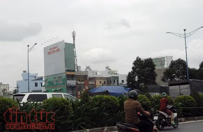 Những bảng quảng cáo khổng lồ chực chờ đè người dân ở TP Hồ Chí Minh ảnh 9
