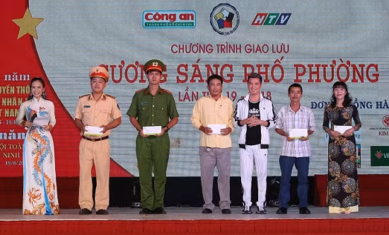 25 cá nhân tiêu biểu tham gia đảm bảo an ninh trật tự xã hội được tuyên dương ảnh 1