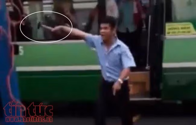 Hai xe buýt va chạm, nhân viên nói chuyện với đồng nghiệp bằng... búa ảnh 1