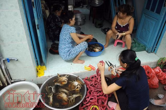 Cua 'dì Ba' giá gần 1 triệu đồng/kg vẫn bán đắt như 'tôm tươi' ảnh 1
