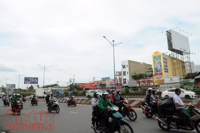 Những bảng quảng cáo khổng lồ chực chờ đè người dân ở TP Hồ Chí Minh ảnh 8