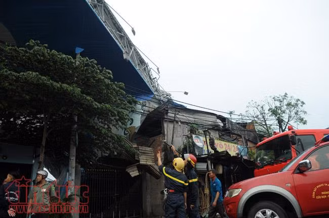 Mưa lớn quật đổ biển quảng cáo đè chết người ở TP Hồ Chí Minh ảnh 3