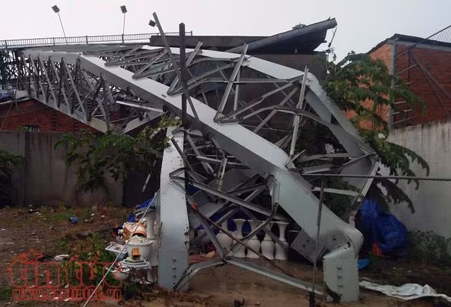 Bảng quảng cáo đổ đè chết người: Hỗ trợ nạn nhân hơn 100 triệu đồng ảnh 1