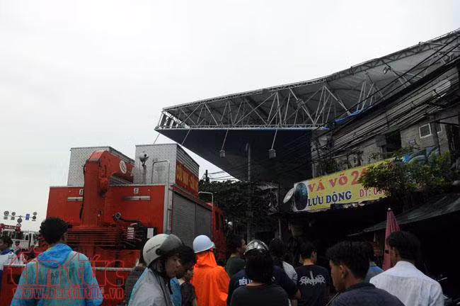 Mưa lớn quật đổ biển quảng cáo đè chết người ở TP Hồ Chí Minh ảnh 2
