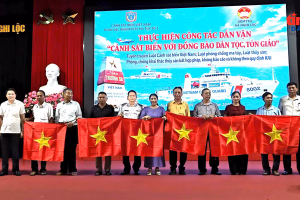 Trao tặng cờ Tổ quốc, đồng hành cùng ngư dân vươn khơi bám biển