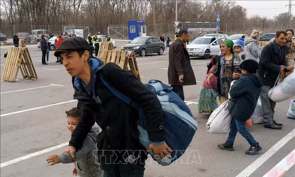 Người dân Ukraine sơ tán khỏi thành phố Berdyansk và Mariupol ngày 1/4/2022. Ảnh minh hoạ: AFP/TTXVN (Không được sử dụng, chia sẻ bởi bên thứ ba)