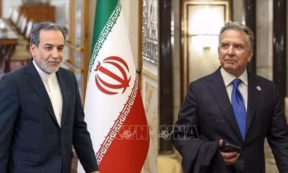 Ngoại trưởng Iran Abbas Araqchi (trái) và Đặc phái viên của Tổng thống Mỹ phụ trách vấn đề Trung Đông Steve Witkoff, hai quan chức tiến hành đàm phán về chương trình hạt nhân của Tehran tại Oman. Ảnh: IRNA/TTXVN