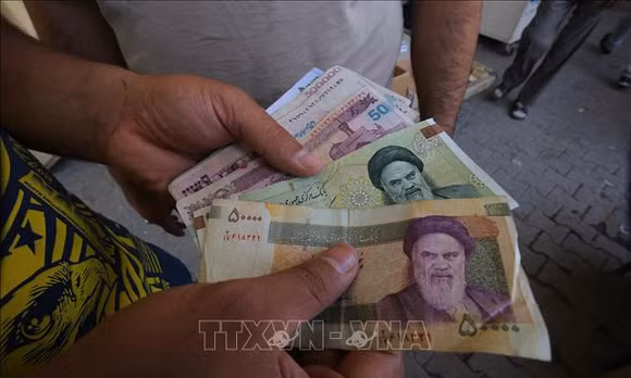 Đồng rial Iran xuống đáy chưa từng có: Vòng xoáy nào đang siết nền kinh tế Tehran?