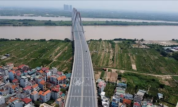 Bổ sung biển báo, vạch giữ khoảng cách trên cầu Nhật Tân