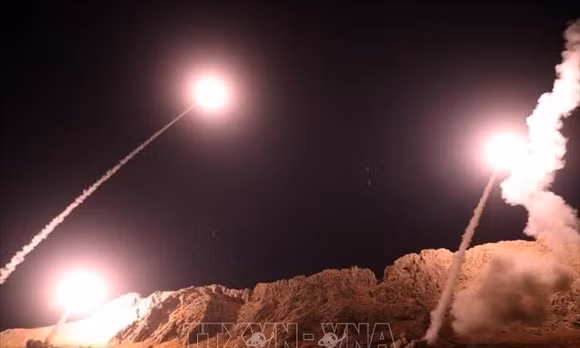Tên lửa được phóng từ Iran nhằm vào các mục tiêu quân sự của Mỹ ở Iraq. Ảnh: IRNA/TTXVN