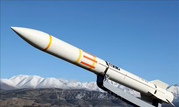 Tên lửa Sayad-3 được giới thiệu trong buổi ra mắt hệ thống phòng thủ Arman của Iran, ngày 17/2/2024. Ảnh: AFP/TTXVN (Không được phép sử dụng, chia sẻ bởi bên thứ ba)
