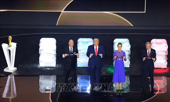 Tổng thống Mỹ Donald Trump có thể trở thành người đầu tiên và duy nhất được nhận giải thưởng Hòa bình FIFA. (Trong ảnh: Tổng thống Mỹ Donald Trump, Tổng thống Mexico Claudia Sheinbaum và Thủ tướng Canada Mark Carney tại lễ bốc thăm FIFA World Cup 2026 ở Washington D.C., ngày 5/12/2025. Ảnh: THX/TTXVN)