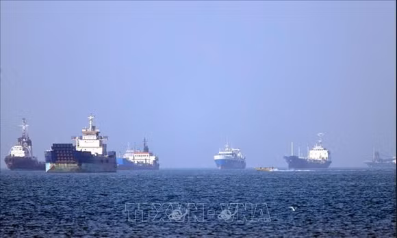 Tàu thuyền ở eo biển Hormuz, gần thành phố cảng Bandar Abbas, Iran. Ảnh: The Guardian/TTXVN