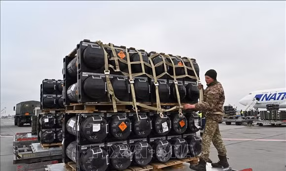 Mỹ, EU tăng hỗ trợ quốc phòng cho Ukraine