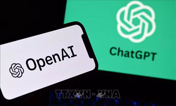 Biểu tượng của Công ty trí tuệ nhân tạo OpenAI trên màn hình điện thoại và máy tính ở Manta, Italy. Ảnh: AFP/TTXVN (Không được phép sử dụng, chia sẻ bởi bên thứ ba)
