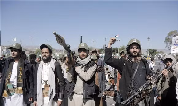 Các tay súng Houthi tại Sanaa, Yemen. Ảnh tư liệu: THX/TTXVN