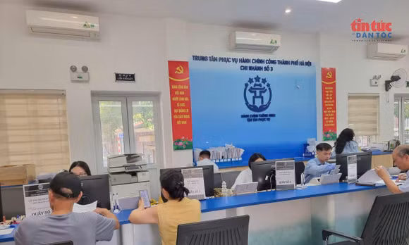 Người dân vẫn còn gặp nhiều khó khăn khi thực hiện dịch vụ hành chính công tại Hà Nội.