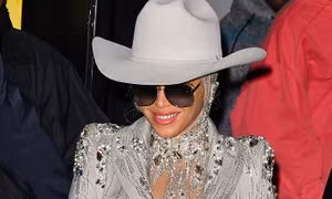 Beyoncé là nữ nghệ sĩ da màu đầu tiên đứng đầu bảng xếp hạng nhạc Country của Billboard
