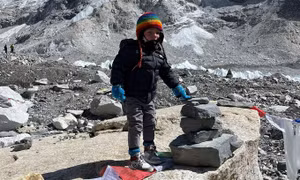 Cậu bé 2 tuổi và chuyến đi tới Everest