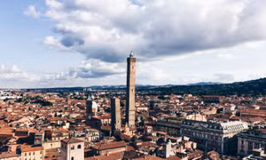 Tháp Garisenda ở Italy đóng cửa vì lo ngại sụt lún