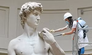 Cận cảnh quy trình làm sạch tượng David của nhà điêu khắc Michelangelo