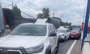 Bình Dương: Tai nạn giao thông liên hoàn khiến 5 xe ô tô hư hỏng