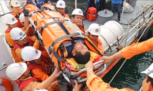 Đưa 1 thuyền viên Indonesia bị hôn mê trên biển về Nha Trang điều trị
