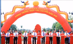 Thủ tướng Nguyễn Xuân Phúc cắt băng Khánh thành Công trình 'Hợp tác xã với Bác Hồ'