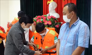 Trao tặng áo phao cứu sinh đa năng cho ngư dân Đà Nẵng có hoàn cảnh khó khăn