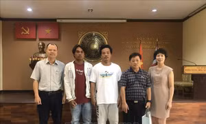 Đại sứ quán Việt Nam tại Thái Lan tiếp nhận hai ngư dân được tàu Irene cứu 