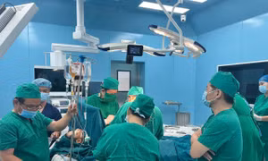 Chuyển khẩn máu từ TP Hồ Chí Minh ra Côn Đảo cứu sống nam sinh nguy kịch sau tai nạn