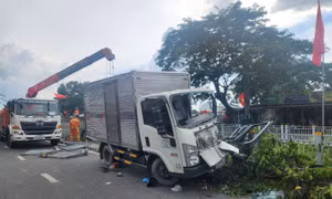 TP Hồ Chí Minh: Hai xe tải đâm nhau, tài xế bị thương nặng kẹt trong cabin