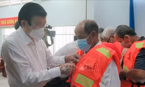 Phú Yên: Trao tặng cờ Tổ quốc và áo phao cứu sinh cho ngư dân 