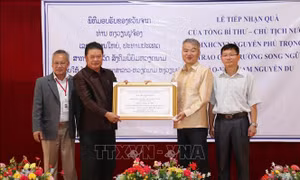 Lễ trao quà tặng của Tổng Bí thư, Chủ tịch nước Nguyễn Phú Trọng cho Trường song ngữ Lào-Việt Nam