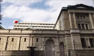 BOJ phát tín hiệu có thể tăng lãi suất nhanh hơn do rủi ro lạm phát
