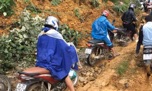 Lào Cai: Mưa lớn gây sạt lở quốc lộ 4 đoạn Bắc Hà đi Si Ma Cai bị ách tắc