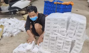 Bắt quả tang đối tượng vận chuyển 1.470 bao thuốc lá nhập lậu