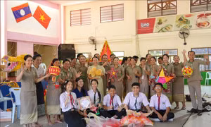 Vui Tết Trung thu, gắn kết Việt - Lào