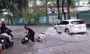 Mưa lớn gây ngập đường ở thành phố Thủ Dầu Một