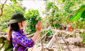 Nữ hướng dẫn viên du lịch viết đơn tình nguyện nhập ngũ