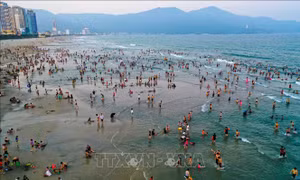 Đà Nẵng: Nắng nóng kéo dài, hàng nghìn người đổ ra biển 'giải nhiệt'