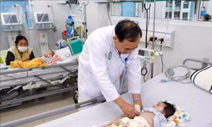 Người Thầy thuốc Nhân dân hết lòng vì bệnh nhi