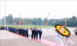 Đại biểu Quốc hội dự Kỳ họp thứ 7 vào Lăng viếng Chủ tịch Hồ Chí Minh