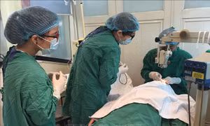 Tổ chức xe lưu động phẫu thuật mắt miễn phí cho người nghèo vùng cao 