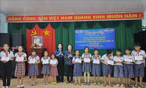 Tiếp sức cho trẻ em vùng biển Bến Tre đến trường