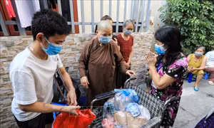 Ấm lòng cư dân 'xóm chạy thận' mùa dịch COVID-19